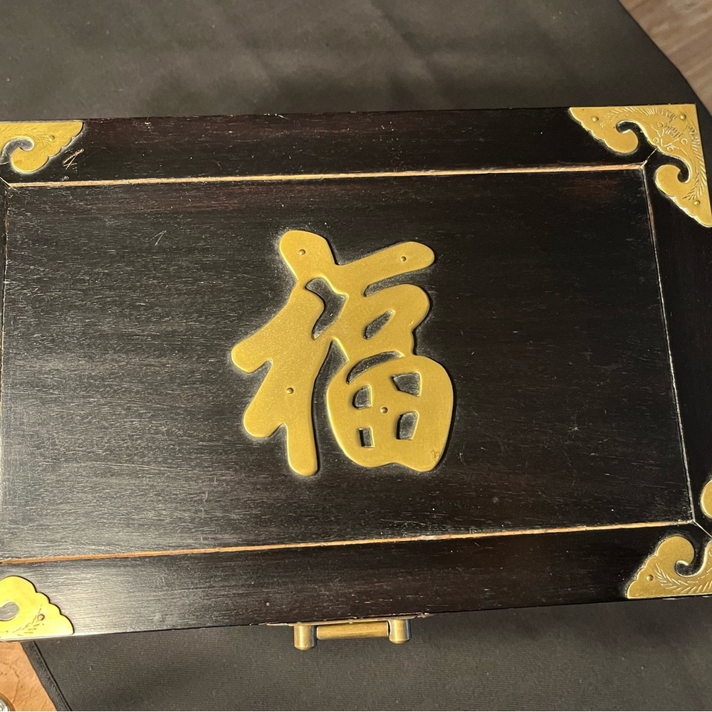 Large Asian style wood jewelry box, red lining, brass hardware - Picture 3 of 11
